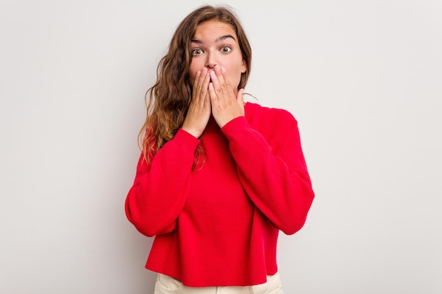 Choqué couvrant la bouche avec les mains