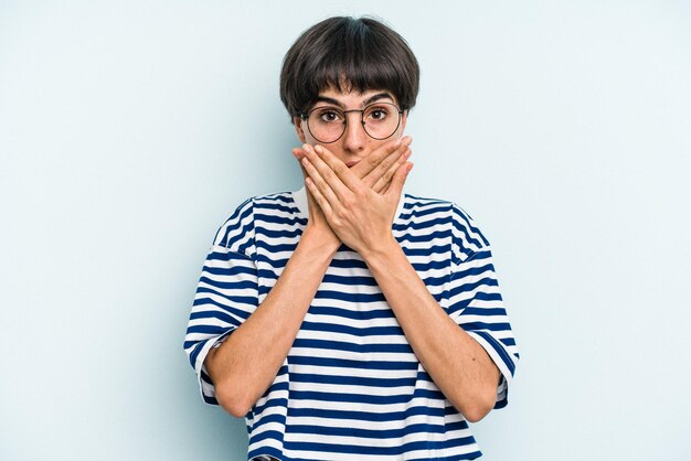 Choqué couvrant la bouche avec les mains