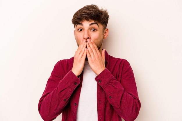 Choqué couvrant la bouche avec les mains