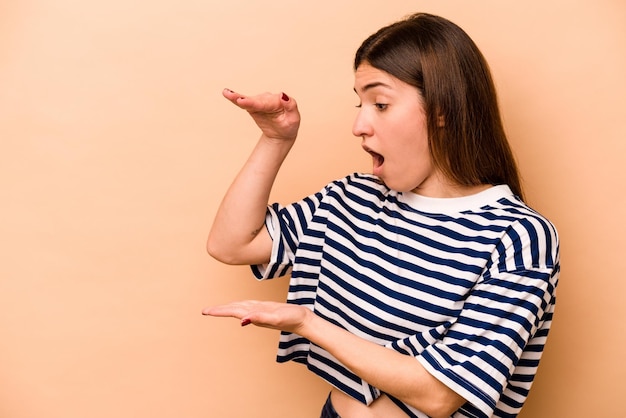 Choqué et étonné tenant un espace de copie entre les mains