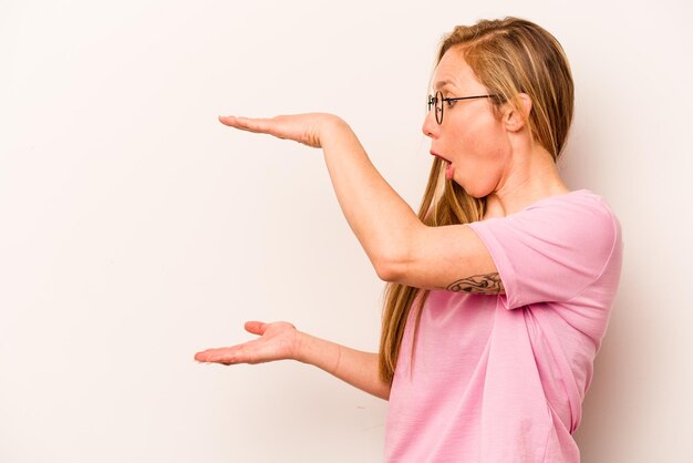 Choqué et étonné tenant un espace de copie entre les mains