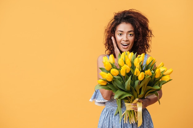 Choqué, femme africaine, tenue, bouquet fleurs