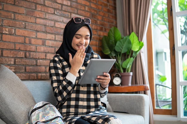 Choqué femme musulmane couvrir sa bouche