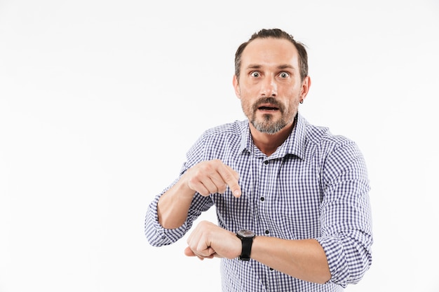 Choqué homme adulte pointant sur la montre.