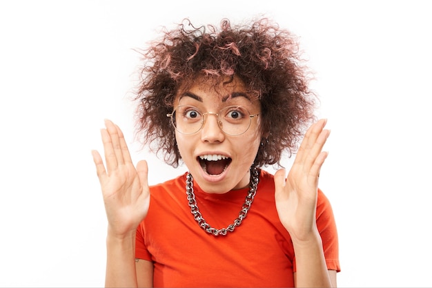 Choqué jeune femme millénaire avec la bouche ouverte.