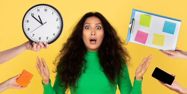 Photo choqué jeune femme moyen-orientale ayant des difficultés avec la gestion du temps