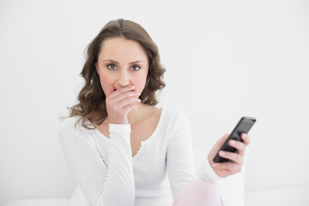 Choqué, jeune femme, à, téléphone portable