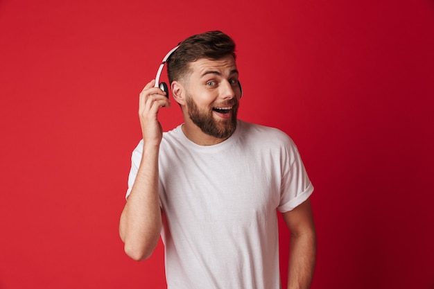 Choqué jeune homme isolé écoute de la musique avec des écouteurs.