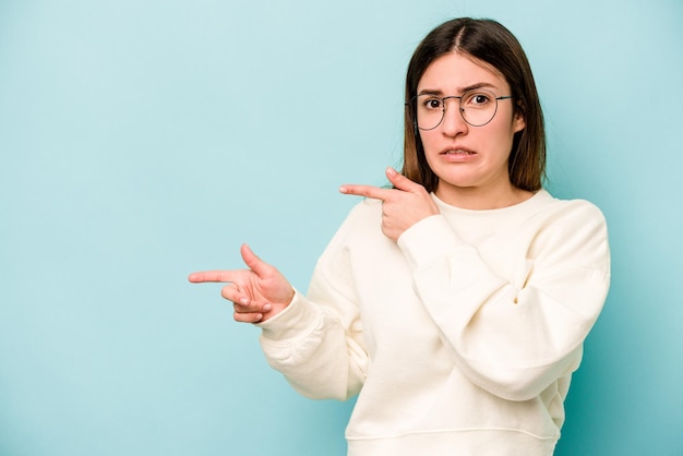 Choqué pointant avec l'index vers un espace de copie