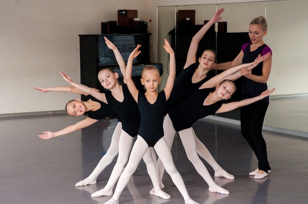 Le chorégraphe enseigne les danses aux enfants.