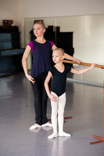 Photo le chorégraphe enseigne à l'enfant les positions du ballet