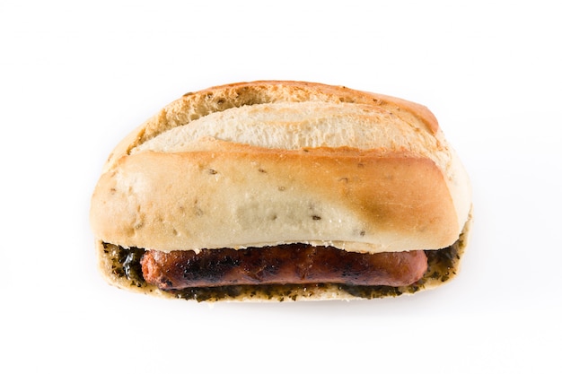 Choripan. Sandwich traditionnel de l'Argentine avec sauce au chorizo et chimichurri isolé