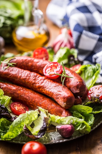 Chorizo cru de saucisse fumée avec décor végétal