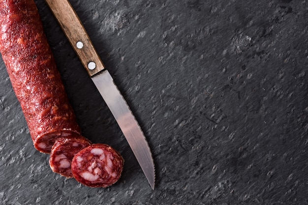 Chorizo de viande froide sur l'espace de copie en ardoise noire