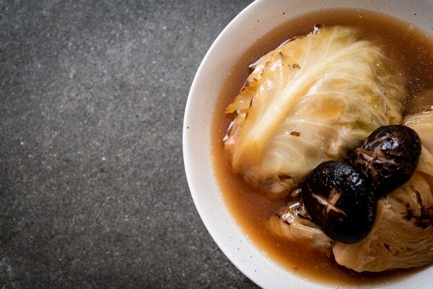 Chou Bouilli Dans Une Soupe Rouge Aux Champignons