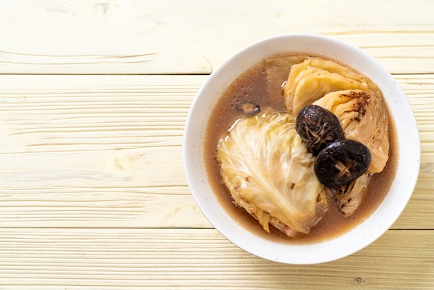 chou bouilli dans une soupe rouge aux champignons