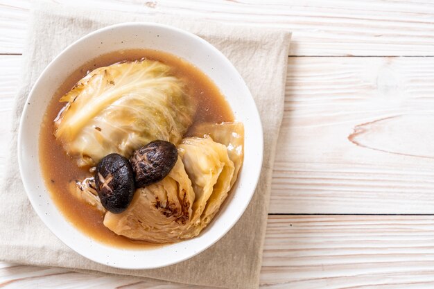 chou bouilli dans une soupe rouge aux champignons