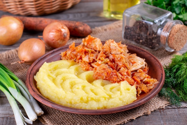 Chou braisé de sauce tomate sur une table.