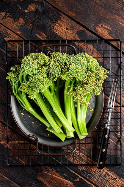 Chou broccolini biologique cru frais dans un plateau en acier Fond en bois Vue de dessus