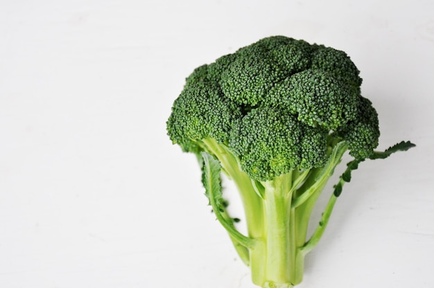 Chou brocoli mûr et frais isolé sur fond blanc. Vue de dessus.