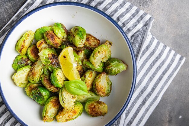 Chou de Bruxelles repas de légumes frits collation alimentaire sur la table copie espace arrière-plan alimentaire