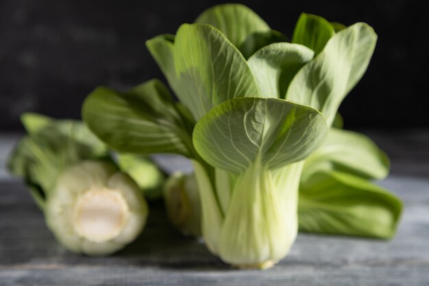 Chou chinois vert frais sur un fond en bois gris