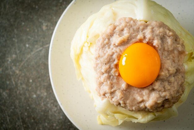 chou cuit à la vapeur maison farci porc haché et jaune d'oeuf