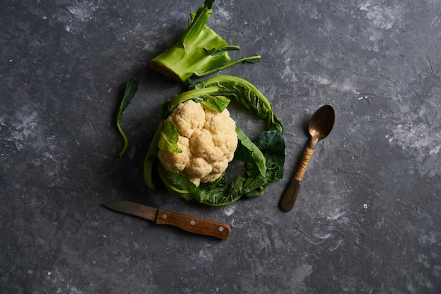 Chou-fleur biologique sur une assiette