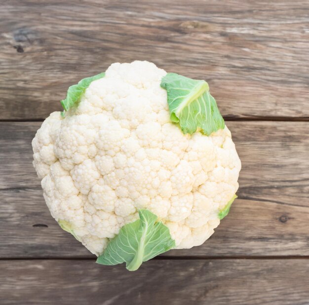 Chou-fleur blanc mûr avec des feuilles vertes Légumes biologiques sains sur fond blanc