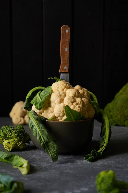 Chou-fleur et brocoli bio sur une assiette