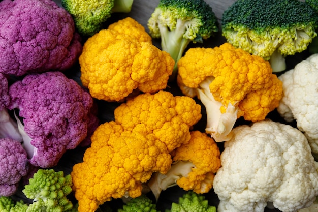 Chou-fleur Et Brocoli Romanesco Sur Fond De Bois. Concept De Nourriture Saine.