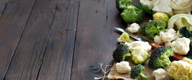 Chou-fleur cru frais et brocoli sur une vieille table en bois vue de dessus