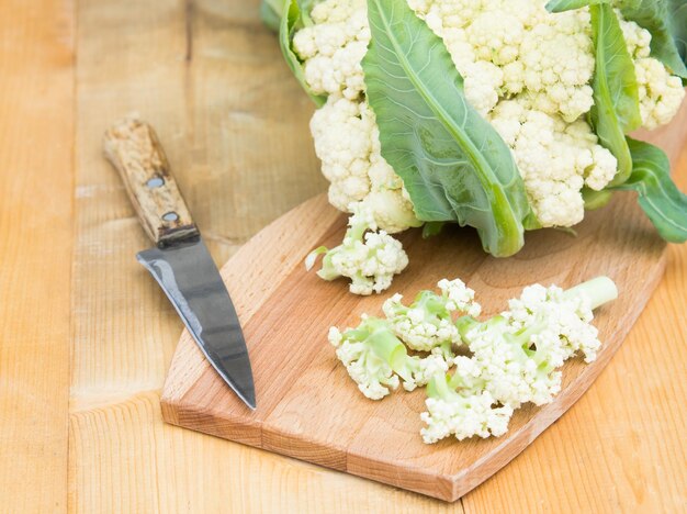 Chou-fleur frais sur une table en bois