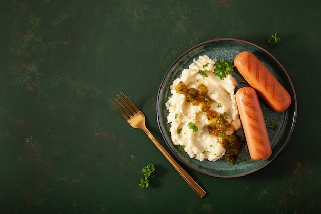 Chou-fleur en purée et saucisses grillées. déjeuner de régime paléo cétogène