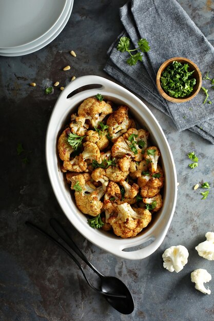 Chou-fleur rôti avec des noix de pin et du persil