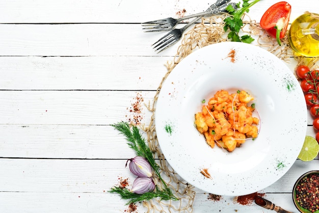 Chou-fleur rôti avec sauce chili sur une assiette Vue de dessus espace libre pour votre texte Style rustique