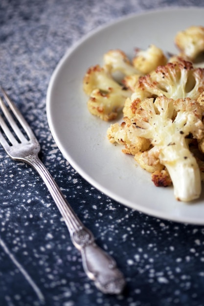 Chou-fleur à la table en bois