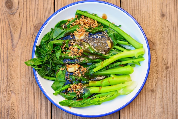 Chou frisé chinois à la sauce aux huîtres, légumes frais chou frisé et ail avec sauce aux huîtres Cuisine thaïlandaise asiatique