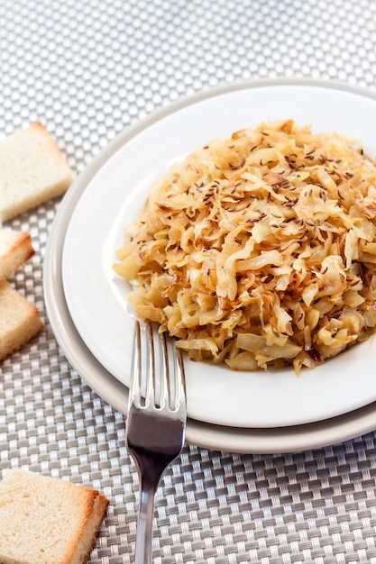 Chou frit au carvi et ail sur une assiette