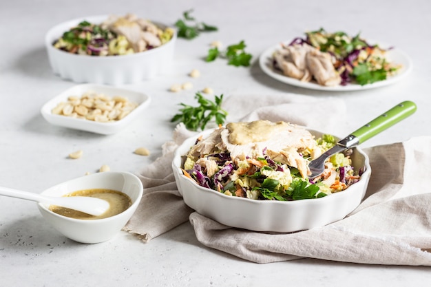 Chou rouge et chinois, salade de carottes à la dinde rôtie