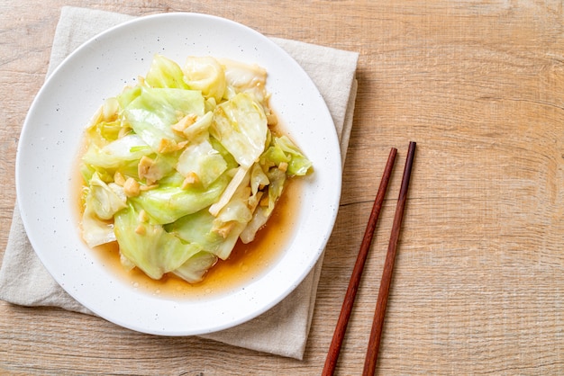 Chou Sauté à la Sauce de Poisson