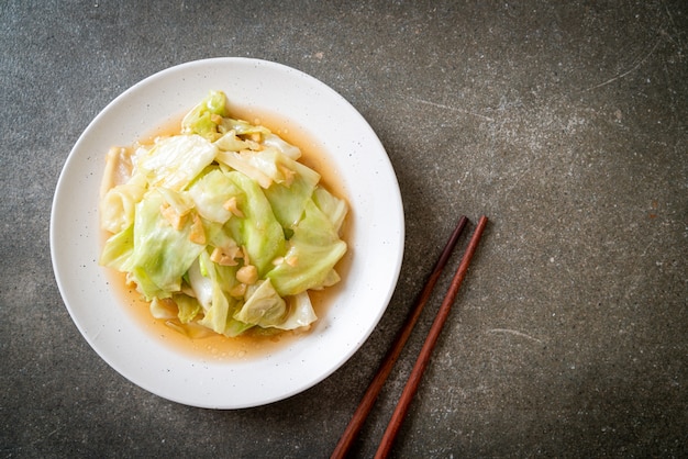 Chou sauté à la sauce de poisson