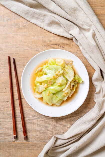 Chou sauté à la sauce de poisson