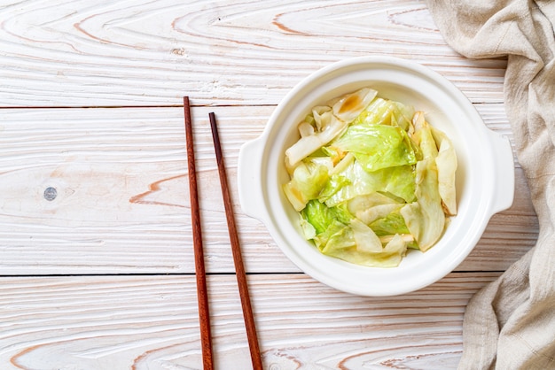 Chou sauté à la sauce de poisson