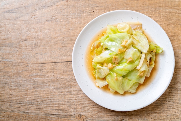 Chou sauté à la sauce de poisson