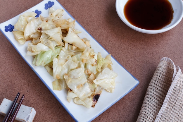 Chou sauté à la sauce de poisson