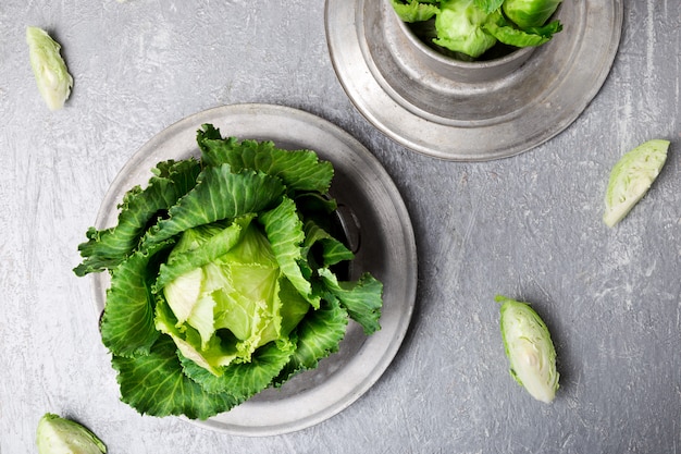 Chou vert frais dans une plaque de métal