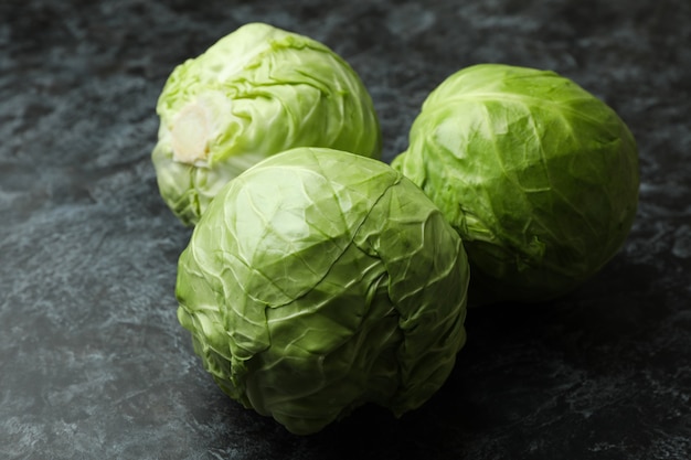 Chou vert frais sur table fumée noire