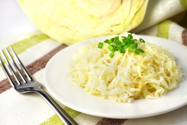 Choucroute sur assiette blanche