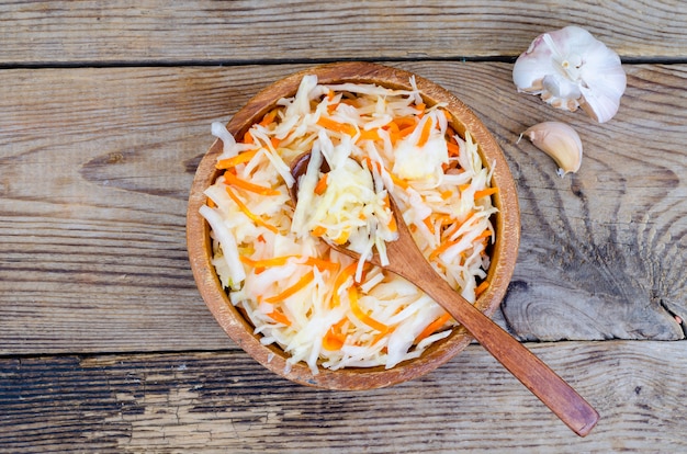 Choucroute aux carottes dans un bol en bois sur table